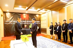 Bộ trưởng Maris Sangiampongsa (trái) chia buồn với Đại sứ Việt Nam tại Thái Lan Phạm Việt Hùng. Ảnh: TTXVN