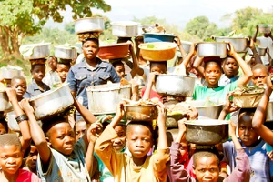 Trẻ em CHDC Congo chờ được phát lương thực. Ảnh: BORGEN