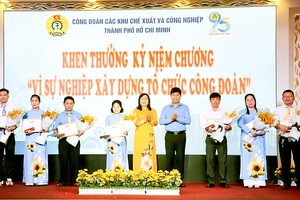 Các cá nhân thuộc Công đoàn các khu chế xuất và công nghiệp TPHCM nhận bằng khen và kỷ niệm chương “Vì sự nghiệp xây dựng tổ chức Công đoàn” của Tổng LĐLĐ Việt Nam