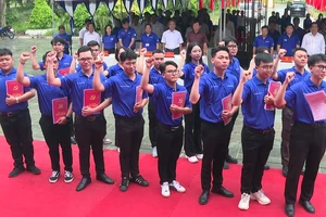 16 đoàn viên ưu tú Trường Đại học Bách khoa (Đại học Quốc gia TPHCM) tuyên thệ dưới cờ Đảng. Ảnh: TÍN HUY