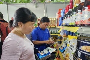 Người tiêu dùng mua hàng bình ổn tại gian hàng của Co.opmart Phú Thọ (quận 11, TPHCM)