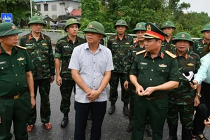 Vụ sập cầu Phong Châu: Thời tiết chưa thuận lợi để lắp cầu phao