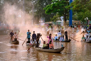 Ảnh dự thi chủ đề Nước non ngàn dặm - Festival Áo bà ba Hậu Giang