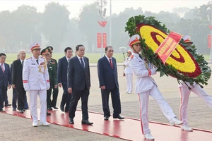 Các đồng chí lãnh đạo, nguyên lãnh đạo Đảng, Nhà nước đặt vòng hoa và vào Lăng viếng Chủ tịch Hồ Chí Minh nhân dịp lễ kỷ niệm 70 năm ngày giải phóng Thủ đô, sáng 10-10. Ảnh: QUANG PHÚC