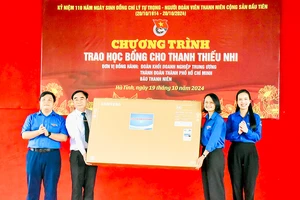 Thành đoàn TPHCM trao tặng tivi hỗ trợ dạy học, sinh hoạt tại Trường Trung cấp nghề Lý Tự Trọng (huyện Can Lộc, Hà Tĩnh)