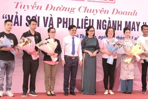 Lãnh đạo quận Tân Phú chúc mừng các doanh nghiệp tham gia đường vải Phú Thọ Hoà