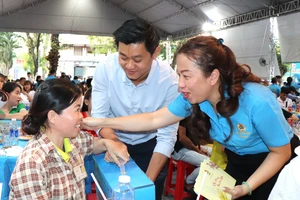 Công nhân lao động trong niềm vui dự chương trình "Tết sum vầy" do tổ chức Công đoàn thành phố tổ chức năm 2024. Ảnh minh họa