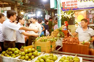 Cơ quan chức năng giám sát an toàn thực phẩm tại chợ đầu mối Thủ Đức, TPHCM