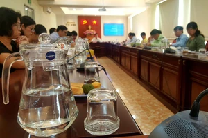 Một cuộc họp tại Sở Tư pháp TPHCM dùng bình nước và ly thủy tinh phục vụ đại biểu. Ảnh: MAI HOA
