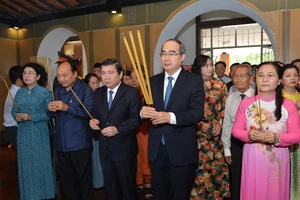 Các đồng chí lãnh đạo TPHCM dâng hương tại Bảo tàng Tôn Đức Thắng. Ảnh: VIỆT DŨNG