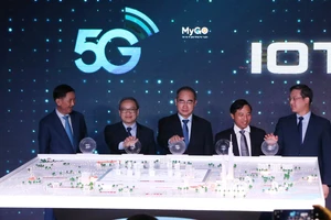 Lãnh đạo TPHCM cùng lãnh đạo Bộ Thông tin và Truyền thông, Tập đoàn Viettel nhấn nút khai trương mạng viễn thông 5G. Ảnh: MAI HOA