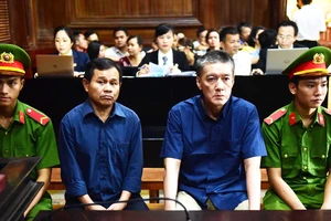 Bị cáo Hoàng Hữu Châu (phải) và Thanh Minh Hùng bị xét xử về tội Lừa đảo chiếm đoạt tài sản. Ảnh: MAI HOA