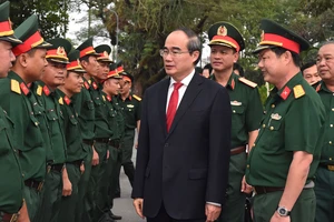 Bí thư Thành ủy TPHCM Nguyễn Thiện Nhân thăm hỏi cán bộ Trung đoàn Gia Định. Ảnh: VIỆT DŨNG