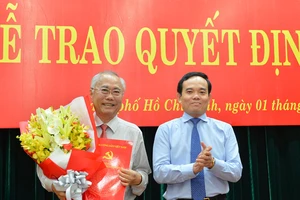 Phó Bí thư Thường trực Thành ủy TPHCM Trần Lưu Quang trao quyết định cho đồng chí Nguyễn Cư. Ảnh: VIỆT DŨNG