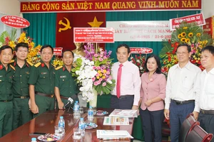 Đồng chí Trần Lưu Quang thăm, chúc mừng các cơ quan báo chí