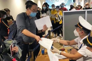 Người nước ngoài khai báo y tế tại Cảng hàng không Tân Sơn Nhất