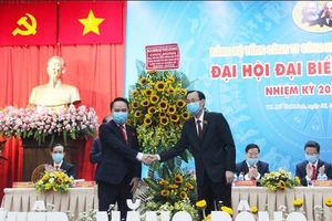 Đồng chí Lê Thanh Liêm (phải) tặng hoa chúc mừng Đại hội. Ảnh: MAI HOA
