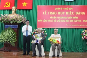 ​Chủ tịch UBND TPHCM Nguyễn Thành Phong trao Huy hiệu Đảng tại quận 9, Thủ Đức