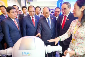 Thủ tướng Nguyễn Xuân Phúc đến thăm khu triển lãm tại Đại hội. Ảnh: HOÀNG HÙNG