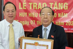 Phó Bí thư Thành ủy TPHCM Nguyễn Hồ Hải trao Huy hiệu Đảng cho đảng viên cao tuổi Đảng