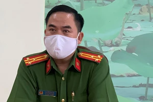Thượng tá Nguyễn Minh Thơ trao đổi với báo chí. Ảnh: HOÀNG MINH