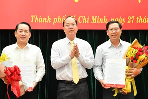 Phó Bí thư Thành ủy TPHCM Nguyễn Hồ Hải trao Quyết định cho 2 đồng chí Kiều Ngọc Vũ và Trần Hữu Phước. Ảnh: VIỆT DŨNG