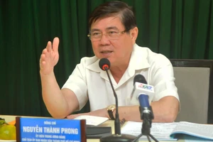 Chủ tịch UBND TPHCM Nguyễn Thành Phong phát biểu trong buổi làm việc với Sở Nội vụ. Ảnh: CAO THĂNG