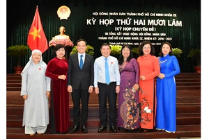 Phó Bí thư Thường trực Thành ủy TPHCM Trần Lưu Quang và Chủ tịch UBND TPHCM Nguyễn Thành Phong cùng các đại biểu HĐND TPHCM tại kỳ họp. Ảnh: VIỆT DŨNG