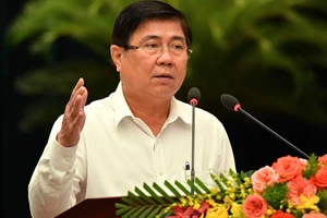 Chủ tịch UBND TPHCM Nguyễn Thành Phong phát biểu tại Hội nghị triển khai công tác cải cách hành chính.Ảnh: VIỆT DŨNG