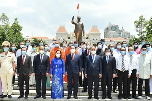 Chủ tịch nước Nguyễn Xuân Phúc dâng hương, dâng hoa tưởng nhớ Chủ tịch Hồ Chí Minh tại thành phố mang tên Bác