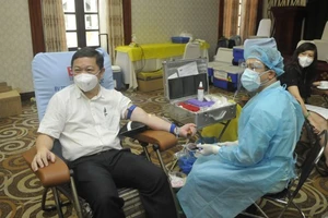 Phó Chủ tịch UBND TPHCM Dương Anh Đức cùng hơn 90 tình nguyện viên tham gia hiến máu nhân đạo ngày 4-8. Ảnh: CAO THĂNG