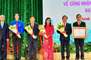 Phó Chủ tịch UBND TPHCM Võ Văn Hoan trao Huân chương Lao động hạng Ba cho Huyện Bình Chánh. Ảnh: VIỆT DŨNG