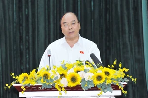 Chủ tịch nước Nguyễn Xuân Phúc phát biểu tại buổi tiếp xúc cử tri các quận 5, 8, 11. Ảnh: CAO THĂNG