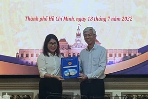 Bà Trần Hoàng Khánh Vân nhận quyết định cán bộ