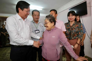 Chủ tịch UBND TPHCM Phan Văn Mãi thăm các gia đình chính sách ở quận 5