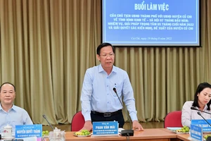 Chủ tịch UBND TPHCM Phan Văn Mãi làm việc với UBND huyện Củ Chi. Ảnh: VIỆT DŨNG