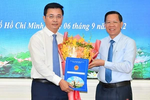 Chủ tịch UBND TPHCM Phan Văn Mãi trao quyết định cho đồng chí Võ Đức Thanh. Ảnh: VIỆT DŨNG