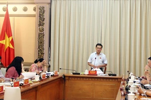 Phó Chủ tịch HĐND TPHCM Nguyễn Văn Dũng chủ trì giám sát. Ảnh: MAI HOA
