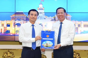 Chủ tịch UBND TPHCM Phan Văn Mãi trao Quyết định cho đồng chí Bùi Xuân Cường. Ảnh: VIỆT DŨNG