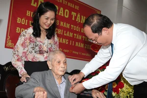 Trao tặng Huy hiệu Đảng cho các đảng viên cao tuổi Đảng ở Nhà Bè