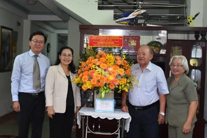 Chủ tịch HĐND TPHCM Nguyễn Thị Lệ thăm, chúc mừng các nhà giáo tiêu biểu