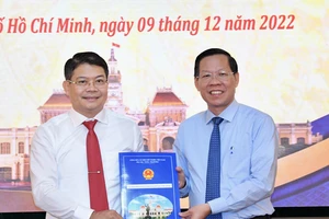 Chủ tịch UBND TPHCM Phan Văn Mãi trao quyết định bổ nhiệm cho đồng chí Nguyễn Thành Lợi. Ảnh: VIỆT DŨNG