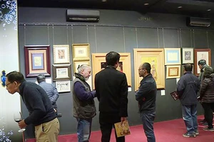 Giới sưu tập và người yêu nghệ thuật xem trưng bày tác phẩm trước phiên đấu giá số 9