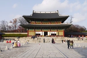 Du khách tham quan cung điện Gyeongbok được xây dựng năm 1395, ở Seoul, Hàn Quốc. Ảnh: M.H