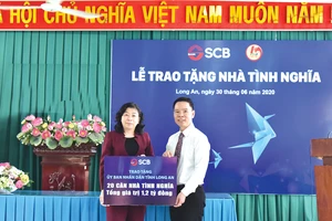 Ông Đinh Văn Thành - Chủ tịch HĐQT SCB trao bảng tượng trưng trao 20 căn nhà tình nghĩa tại Long An