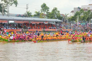 Lễ hội Ok Om Bok - Đua ghe ngo Sóc Trăng hàng năm thu hút trên 100.000 lượt du khách