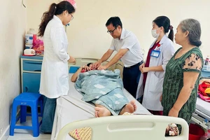 Bác sĩ Bệnh viện đa khoa tỉnh Bình Dương thăm khám cho bệnh nhân