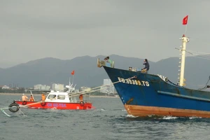 Cứu thuyền viên người Trung Quốc bị nạn ở ngoài khơi Nha Trang