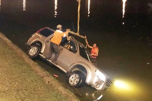 Xe hơi chở 5 người lao xuống hồ Xuân Hương trong đêm