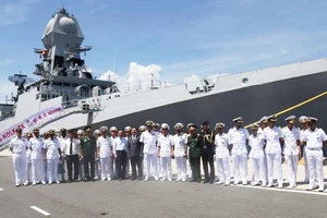 Tàu hải quân Ấn Độ và thủy thủ đoàn thăm Cam Ranh